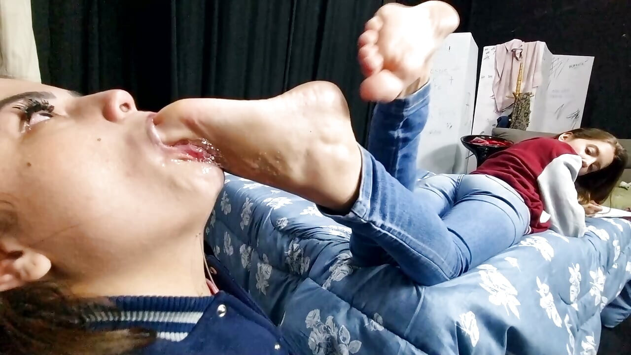 Deep Feet Extreme - the Students Feet Swallow Fight