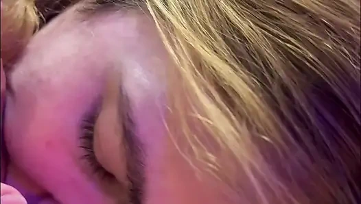 Üvey babaya sakso çekiyor ve yumruklanıyor