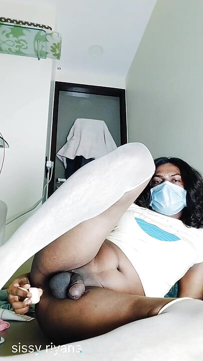 Indijska Riyana žestoko fukira dildo u filmu Sama kod kuće