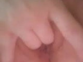 Otrogen vit fru finger knullar hennes rakade fitta
