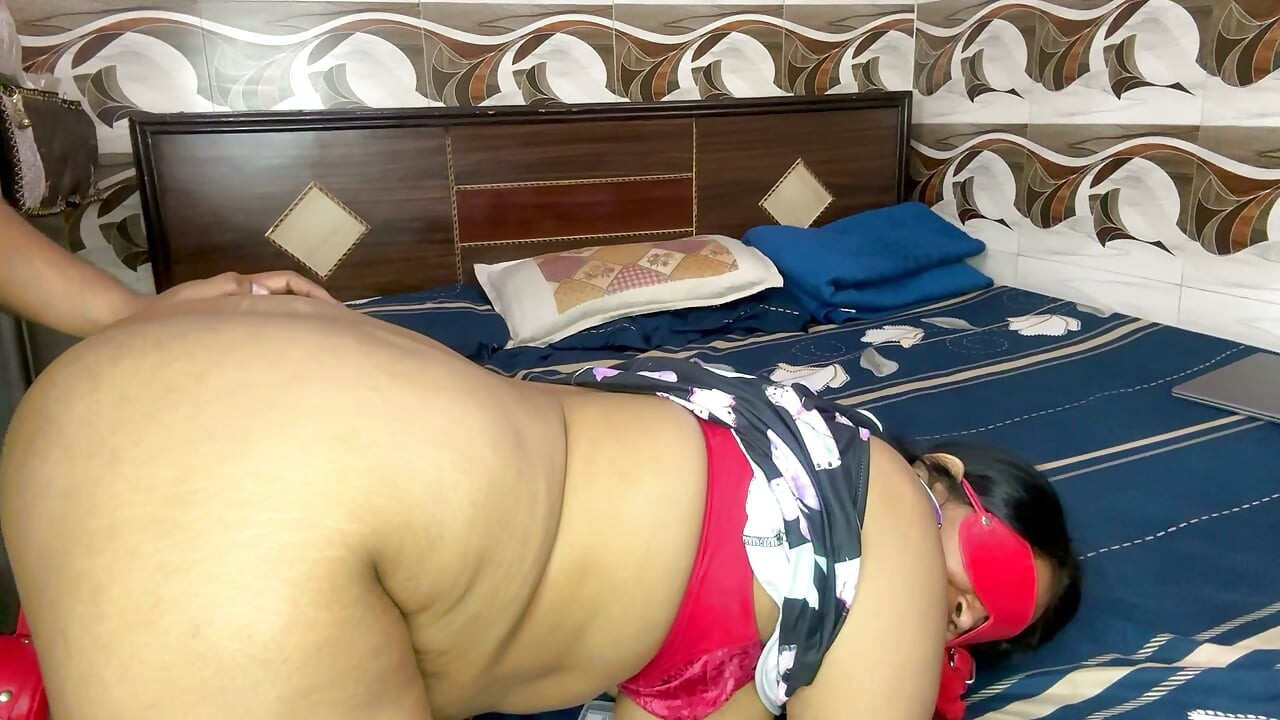 Krásná desi holka v úplně nahém hardcore sexu – opravdové domácí video v hindštině