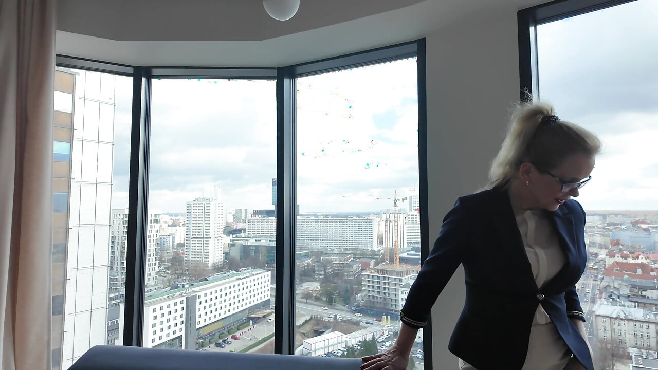 Rubia agente inmobiliaria es preñada por el cliente para sellar el trato