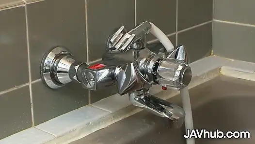 Чихиро приветствует своего гостя поцелуями и обслуживает ее киску