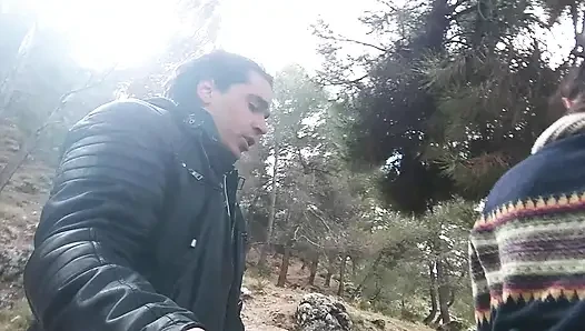 SEX IN DEN BERGEN MIT BRÜNETTER MIT DICKEM ARSCH IM FREIEN