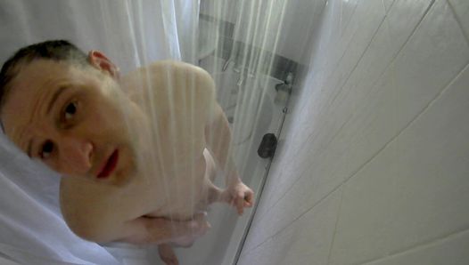Kudoslong est nu sous la douche d'en haut, il se lave et commence à se branler, son pénis se fait ériger en se masturbant