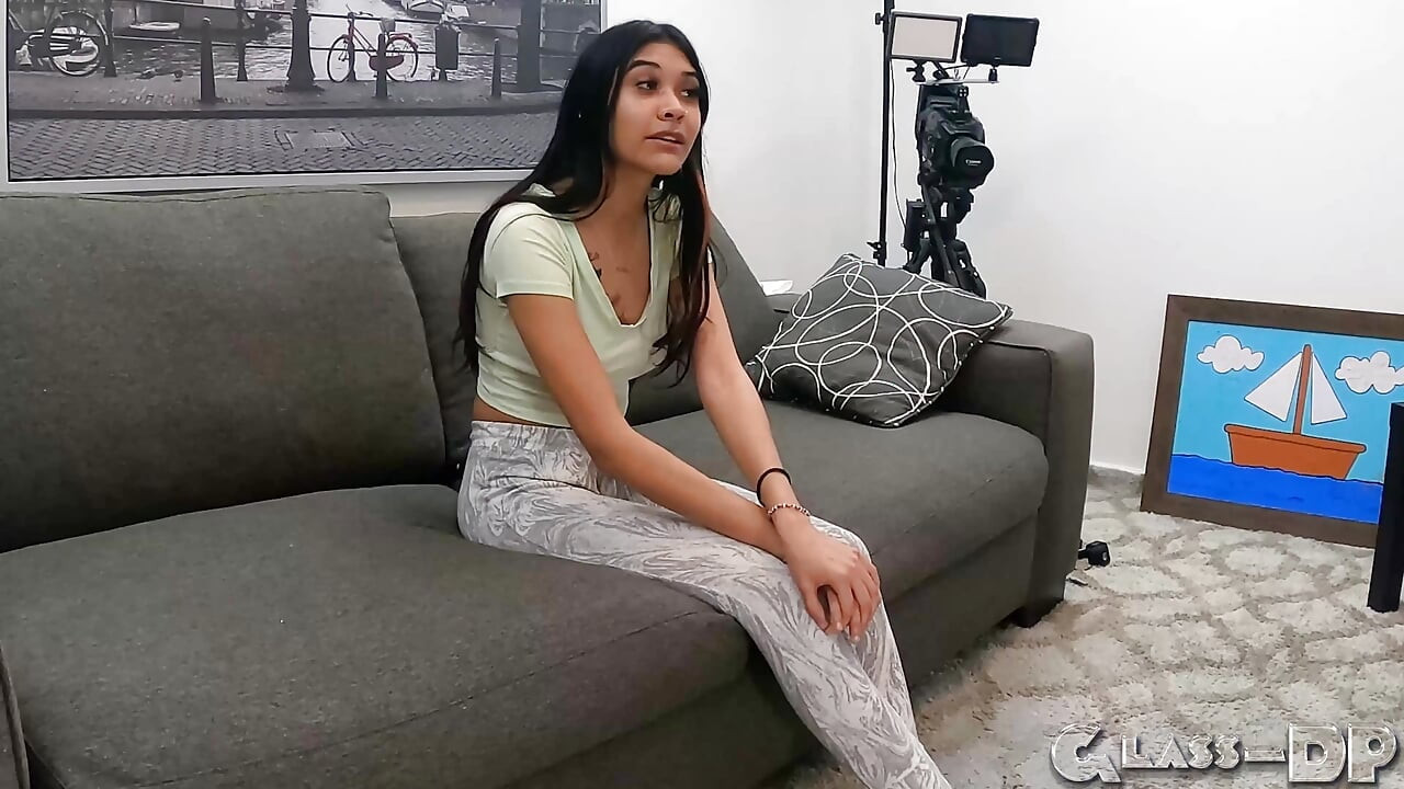A vékony latina pornósztár elkezdte baszni és szopni a casting kanapémat