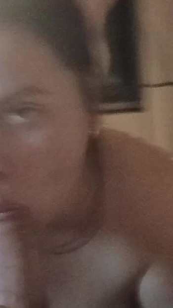 Momento commovente da "Incredibile pompino da una MILF dai seni con gli occhiali"