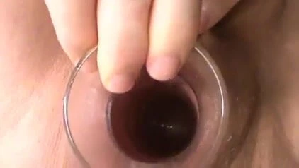 Estirando mi coño con un juguete nuevo