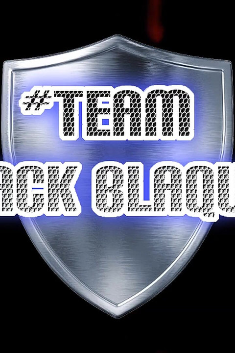 Andi James uhvati Jacka Blaquea kako je gleda kako se oblači