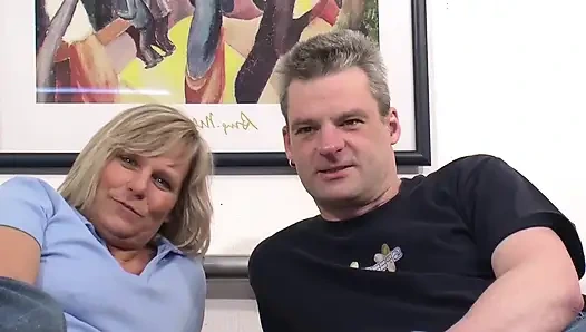 Annem vahşi bir seks hayatı yaşıyor! Her zaman en az 2 yarağa ihtiyacı var!