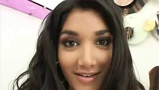 Leah Jaye: Persetan dengan vagina Latina panas saya dengan keras