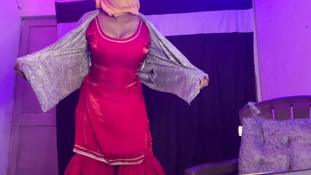 बड़े स्तन क्रॉस ड्रेसर चमकदार रेशमी तंग सूट