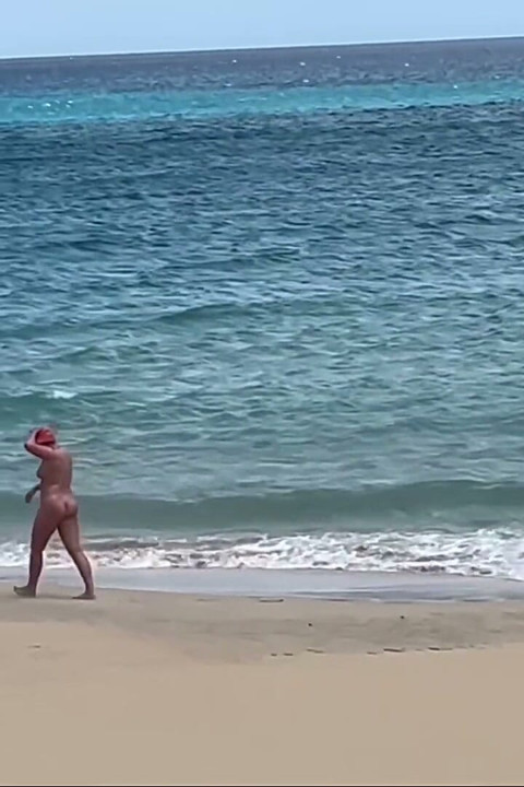 Naked Beach MILF Helps a Jerking Stranger - Cum on Her Ass