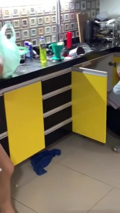 Freches zimmermädchen erwischt chef beim ficken mit feuerwehrmann | Clip 1