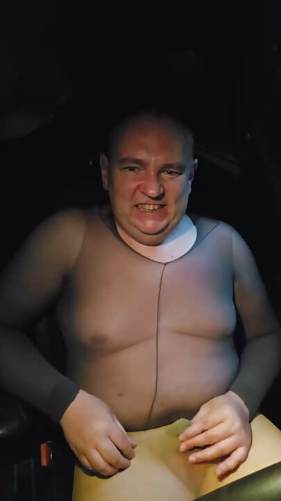 Harisnyanadrágos rabszolga Thomas Katz lenyeli az apró faszt és elélvez a harisnyában