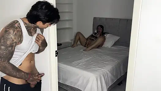 Mein Stiefbruder betritt unangekündigt mein Zimmer... Wir haben am Ende richtig gefickt