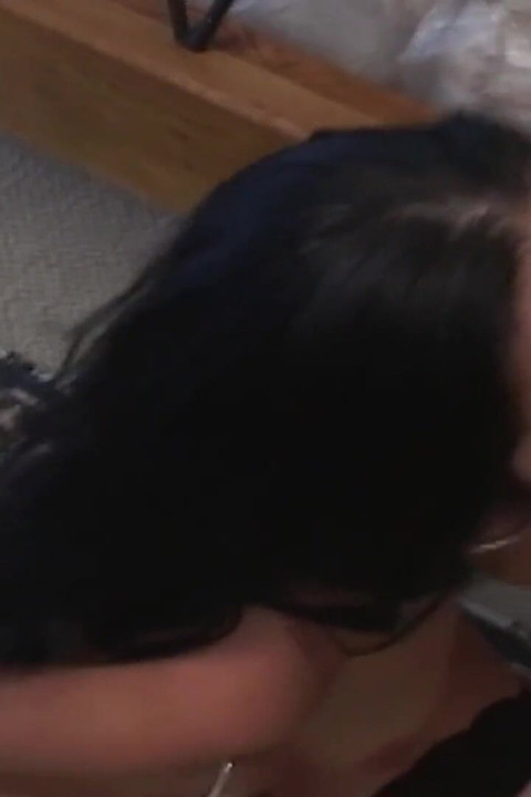 Smuk brunette kunne ikke få nok af denne fede fyrs pik, efter at han kneppede hendes røv