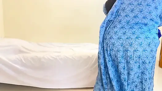 Adam ev hanımının odasına giriyor ve onu bağlamaya çalışıyor, ama ateşli ev hanımı onu yakaladı ve ellerini bağladı, sonra sikti - kovboy kız