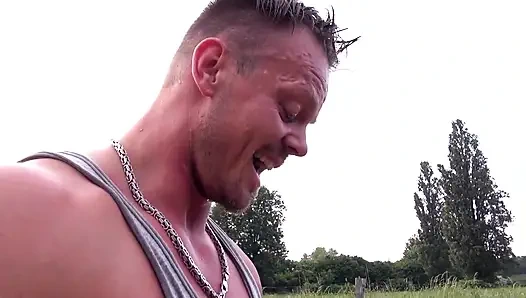 Ev hanımı avcıları - azgın Alman ev kadınları evde izleniyor ve korunmasız sikiliyor