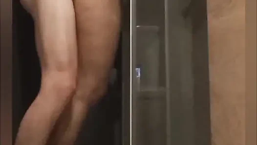 Gadis kampus 19 tahun di kamar mandi oleh meriam penuh dan membuatnya orgasme berkali-kali!t