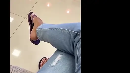Kiffa lagi asik di ruang tunggu medis