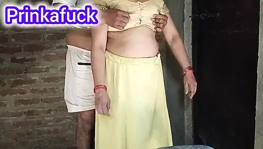 Dehati bhabhi ki ghar me akela pakar mari choot