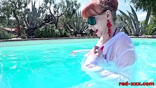 Si cewek sange rambut merah lagi sange di pinggir kolam renang
