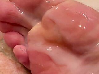 Сперма на пальцах ног
