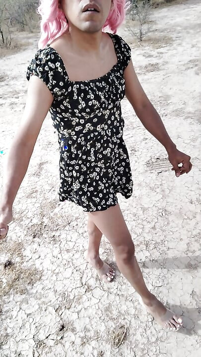 รองเท้าส้นสูงเท้าน่ารักและมินิเดรสดอกทองนี้เปลือยกายในที่สาธารณะร้อนมาก