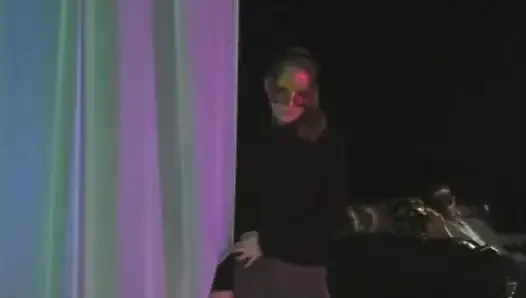 Seksi büyük memeli sarışın götten yarak aldıktan sonra göğsüne boşalıyor