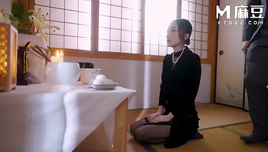 ModelMedia Asia - Пожилой сводный брат утешил вдову, которая потеряла мужа его членом