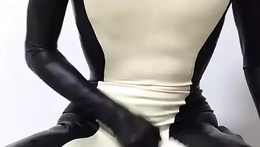 Latex catsuit hundavrunkning med bollgag inuti