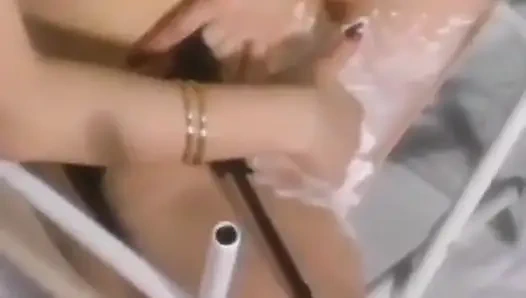 Французская крошка любит играть с ее идеальной киской перед камерой