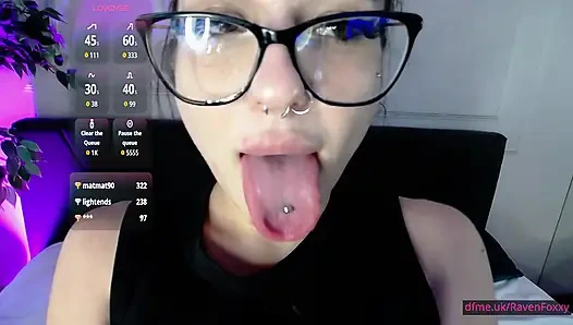 Ravenfoxxy kafanda kalacak kadar seksi bir özgüvene sahip