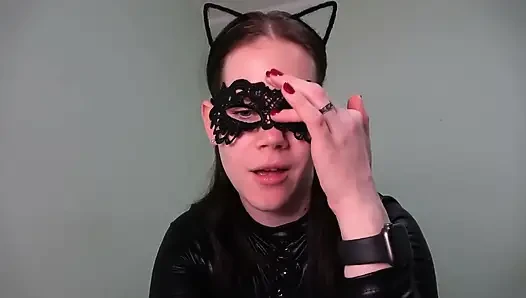 Catwoman lagi asik muasin memeknya pakai tikus - pov