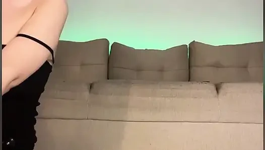 Sıkı göte büyük anal tıkaç. Amcığı parmaklıyor