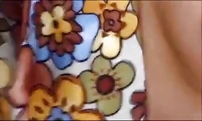 貝蒂一邊吸雞巴一邊給你看她的內褲