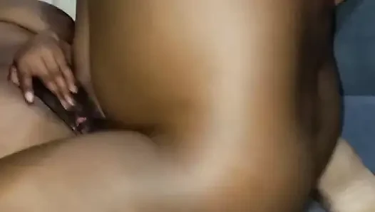 Черная пара наслаждается сексом на диване ночью