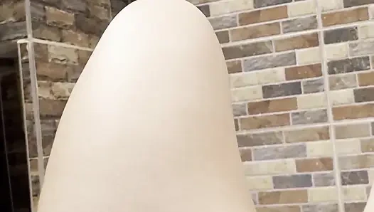 Wanita ini menunggu semua orang keluar rumah supaya dia bisa pergi ke teras rumah dan masturbasi memek merah mudanya sepuasnya.