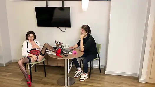 Шлюховатая секретарша получила сперму на ее ОЧКИ и залила сквиртом весь пол офиса