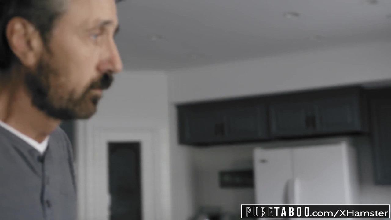 純粋なタブーティーン痴女Emily WillisがStepdadでスパンキング＆中出し