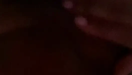 Bu güzel klitorisin ovuşturup öpülüyor