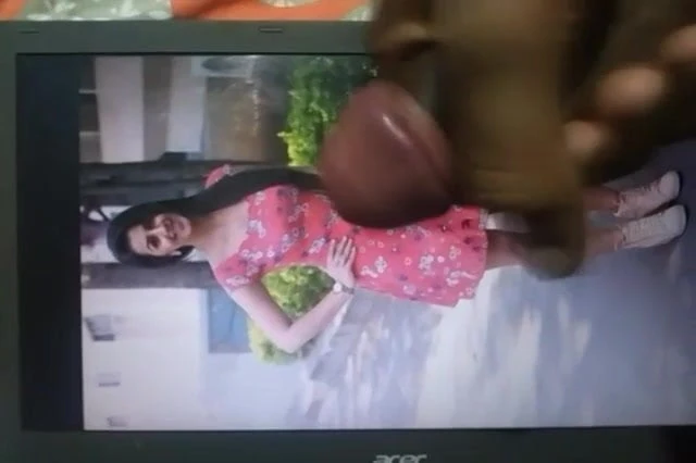 Nikki Galrani omaggio al cazzo caldo