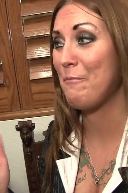 Bella Brookes bekommt ihre muschi masturbiert und macht perfekten blowjob