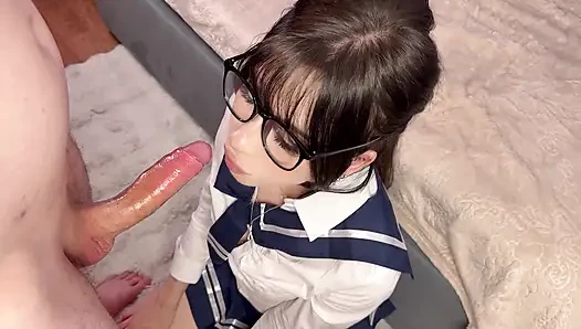 Japanische schulmädchen-stiefschwester bittet um harten sex und bekommt massive sperma-gesichtsbesamung auf ihre brille