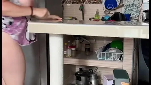 Üvey anne büyük göğüsleriyle mutfakta mastürbasyon yapıyor