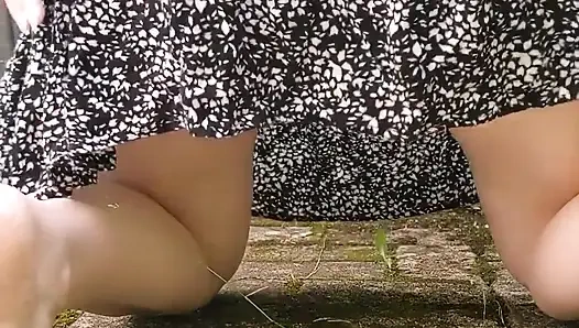 Draußen ohne höschen, aber mit Schmuck in meinem arsch und einem pisse oben drauf