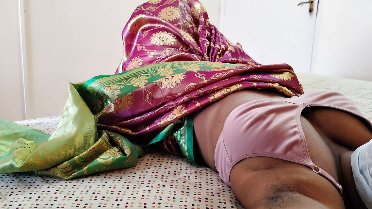 Housewife aunty tamil romance in bed