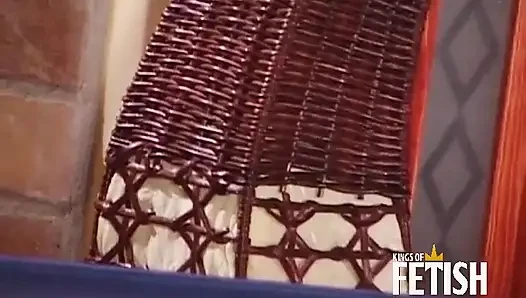 Толстую женщину грубо отшпилил мужик с большим членом на диване