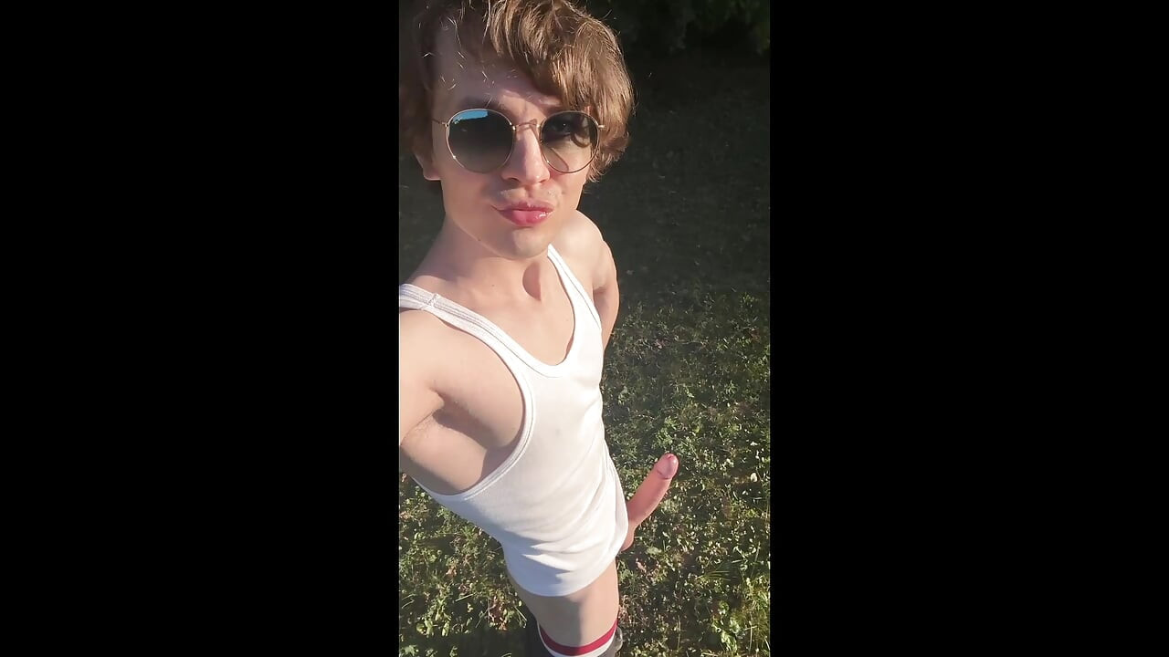 Geile vriend risicovolle streelt grote lul en komt buitenshuis klaar